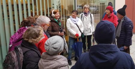 Znamenitosti Grosuplja izpred Mestne knjižnice Grosuplje